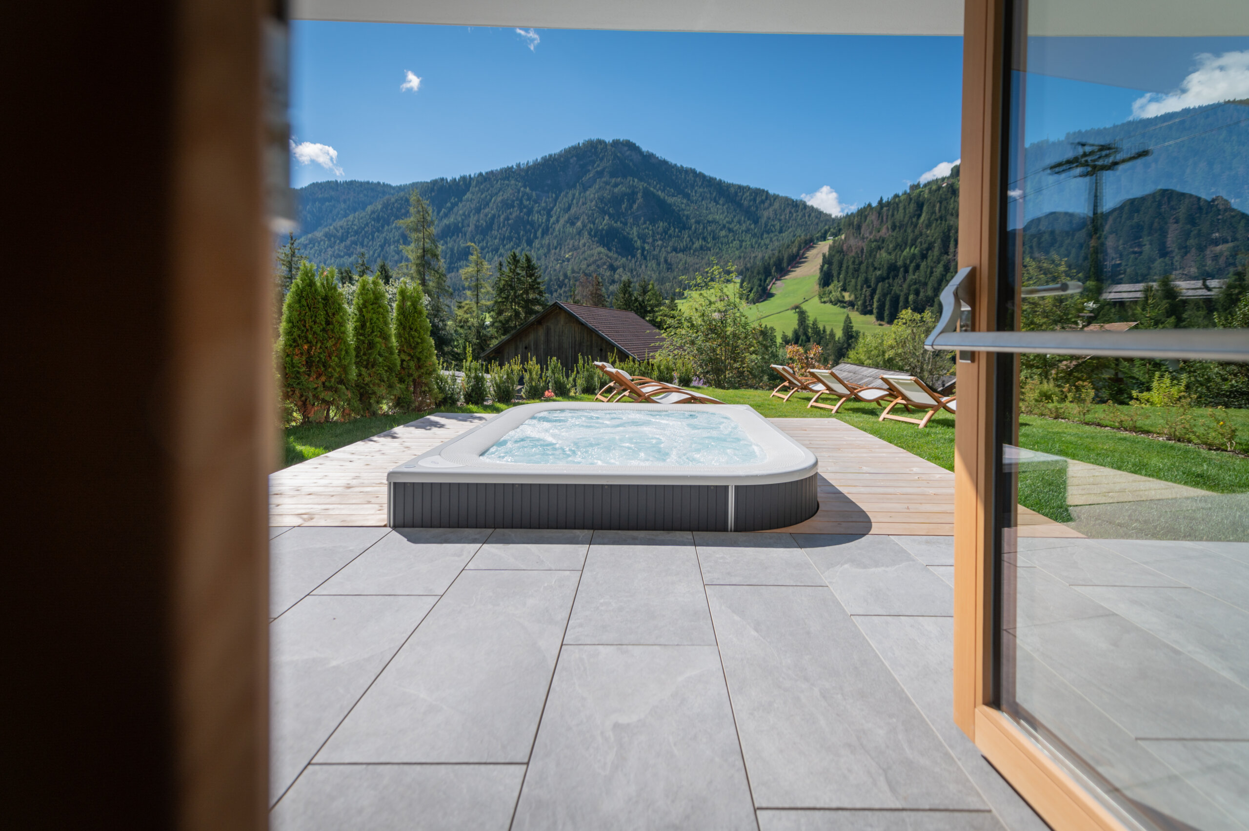 Idromassaggio nel giardino - Chalet Nora